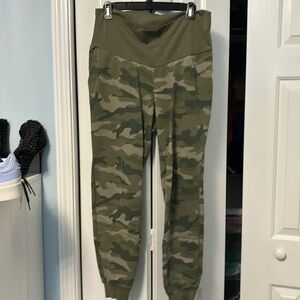 Old navy Maternity joggers size Small Green camo & Black maternity tshirt med